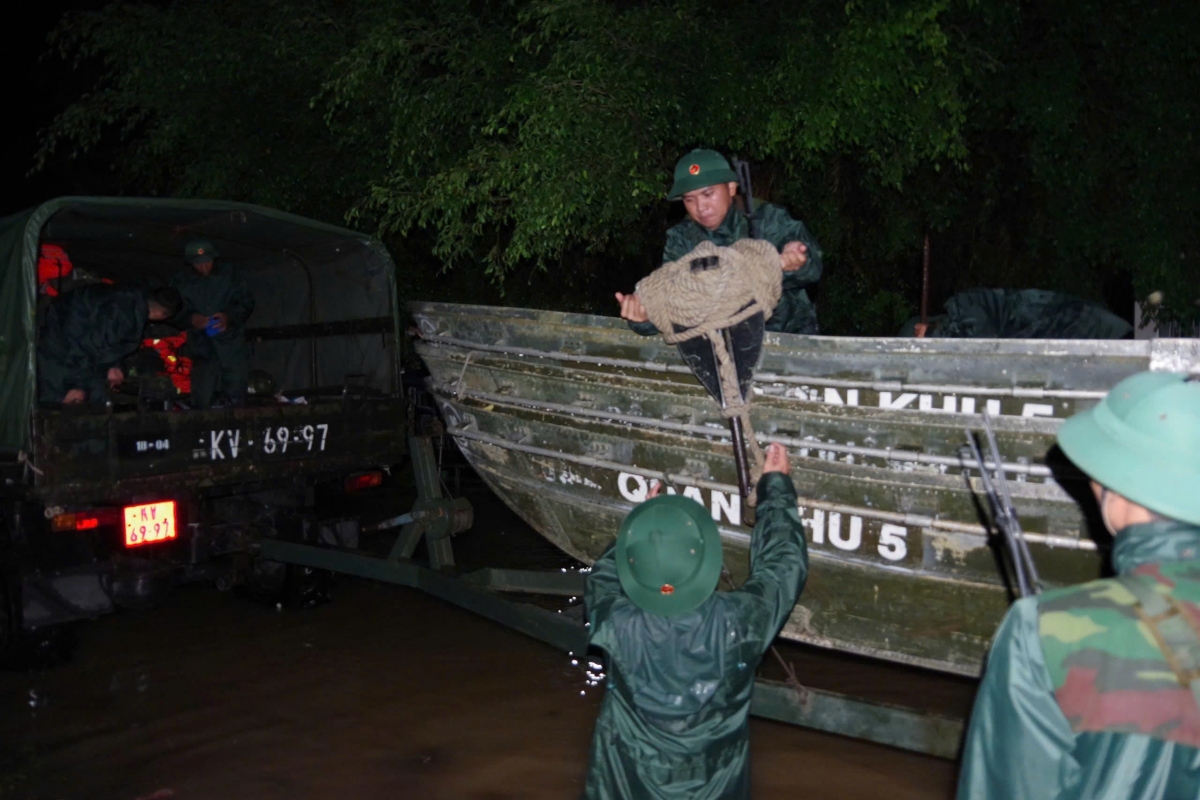 Bộ đội Đà Nẵng dốc toàn lực cứu hộ, bảo vệ an toàn tính mạng và tài sản của người dân. (Ảnh: Quân khu 5)