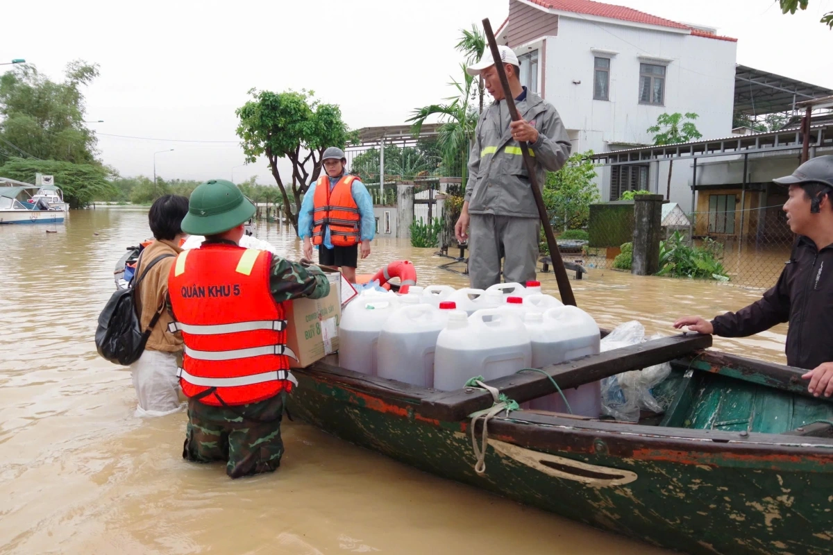 Bộ đội Đà Nẵng sát cánh cùng dân vượt lũ. (Ảnh: Quân khu 5)