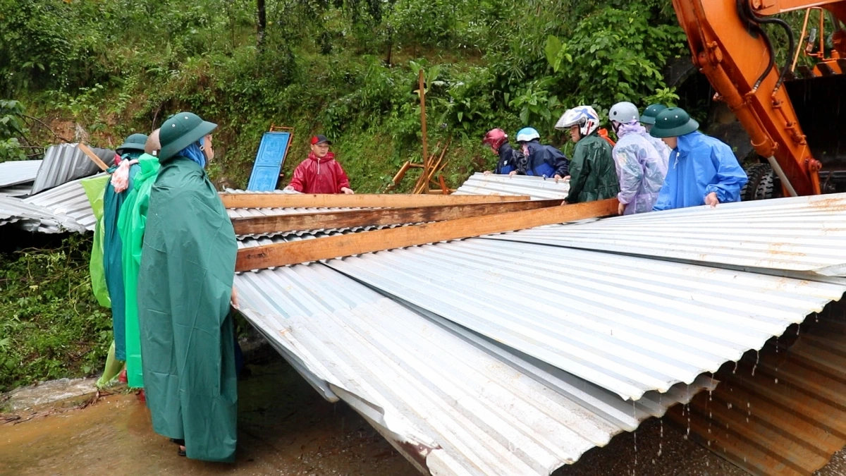 Bộ đội, dân quân cùng nhau thu dọn đống đổ nát