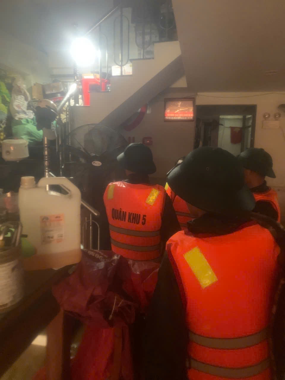 Lực lượng Quân khu 5 hỗ trợ người dân