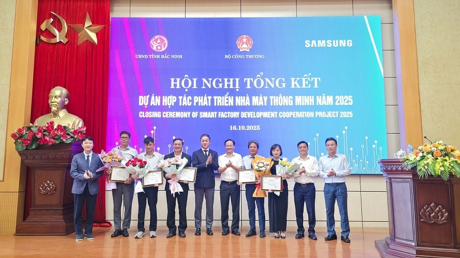 Đại diện Samsung trao chứng nhận và hoa cho các doanh nghiệp đã tham gia dự án