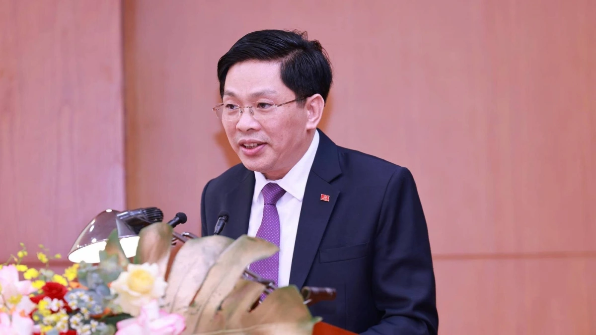 Ông Đặng Văn Dũng – Phó Trưởng Ban Nội chính Trung ương trình bày báo cáo tổng kết phong trào thi đua yêu nước giai đoạn 2020-2025; phương hướng, nhiệm vụ giai đoạn 2025-2030. Ảnh: Đặng Phước