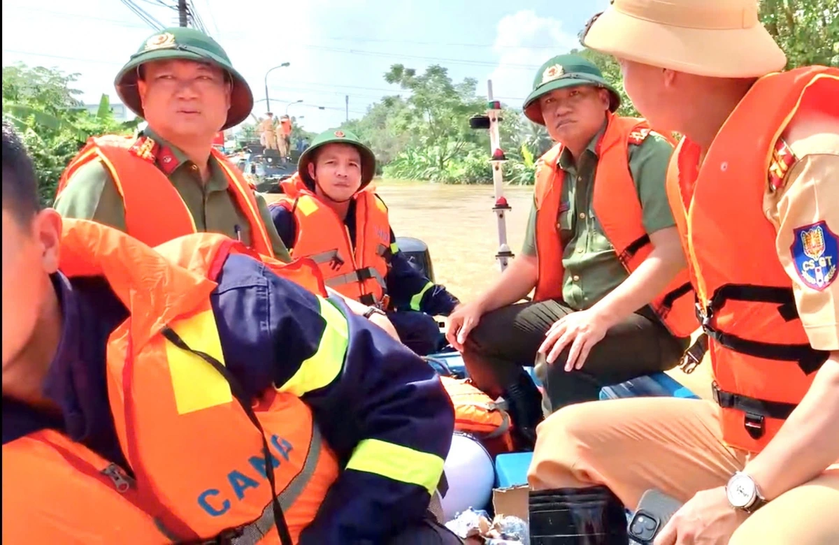 Đại tá Nguyễn Tiến Đạt, Phó Giám đốc Công an thành phố Hà Nội cùng CBCS tiếp cận, các nơi ngập sâu