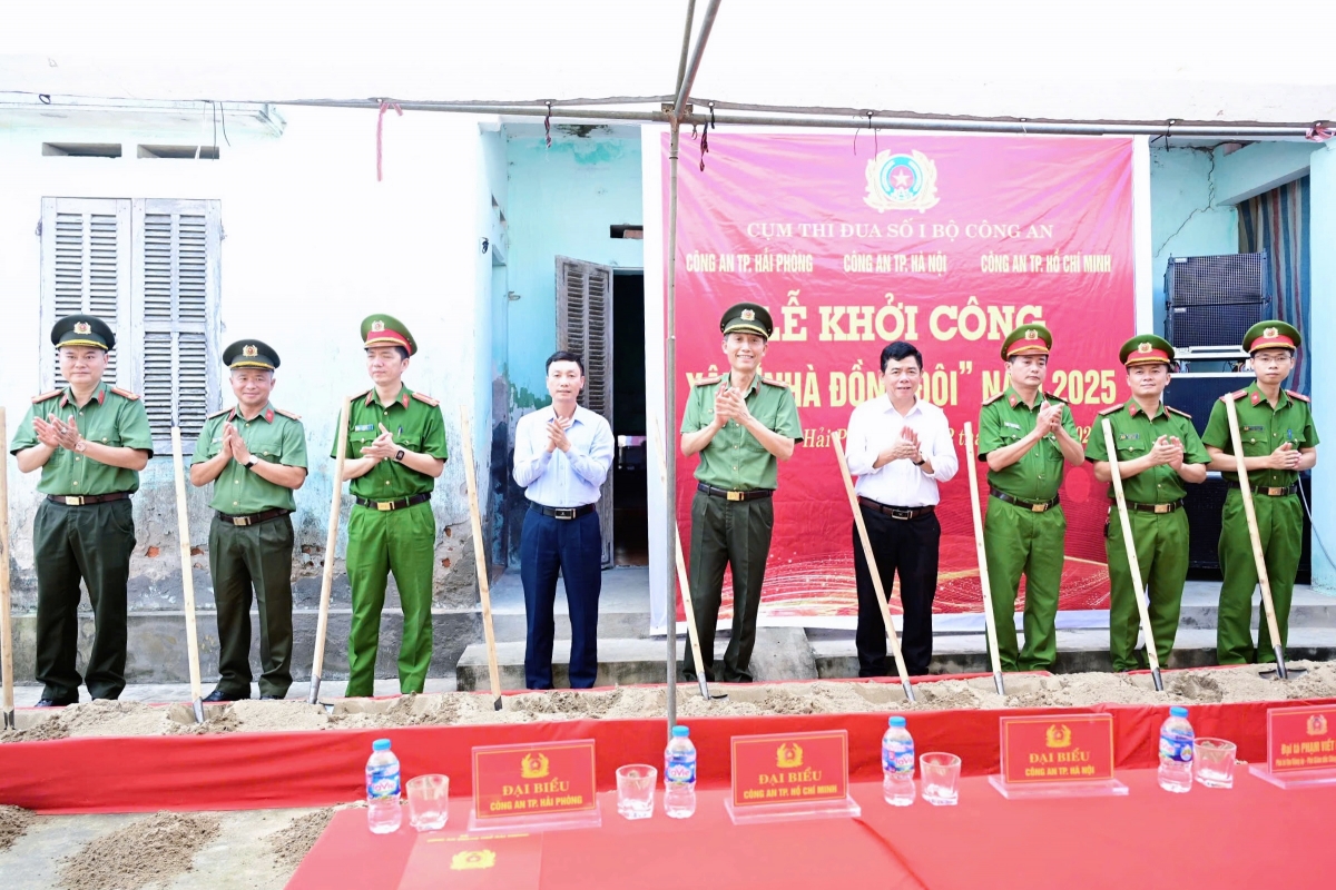 Các đại biểu tại lễ khởi công
