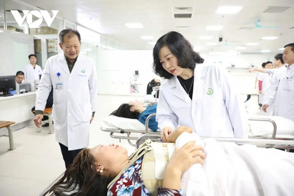 Bộ trưởng Bộ Y tế Đào Hồng Lan thăm hỏi người bệnh