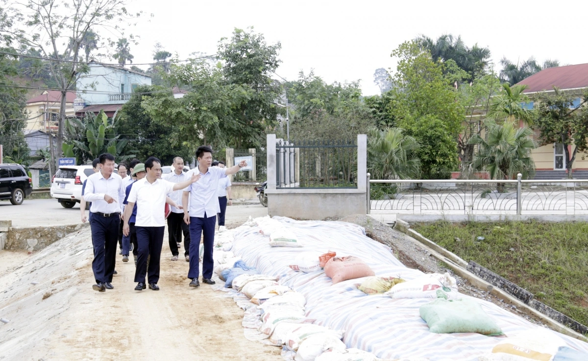 Ông Trịnh Việt Hùng cùng đoàn công tác khảo sát, nghiên cứu thực địa tại khu vực đê Việt Thành
( Ảnh Báo Lào Cai)​