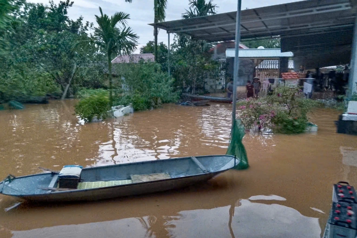 Một nhà dân bị nước ngập sâu tràn vào nhà ở xã Tiên Lục (Bắc Ninh)
