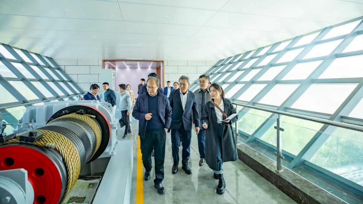 Đoàn công tác tham quan trạm bơm Dương Châu - hệ thống đảm bảo an toàn cho nước thoát ra kênh đào cổ và lưu vực sông Hoài (Dương Châu).