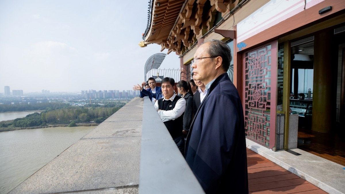 Đoàn công tác tham quan trạm bơm Dương Châu - hệ thống đảm bảo an toàn cho nước thoát ra kênh đào cổ và lưu vực sông Hoài (Dương Châu)