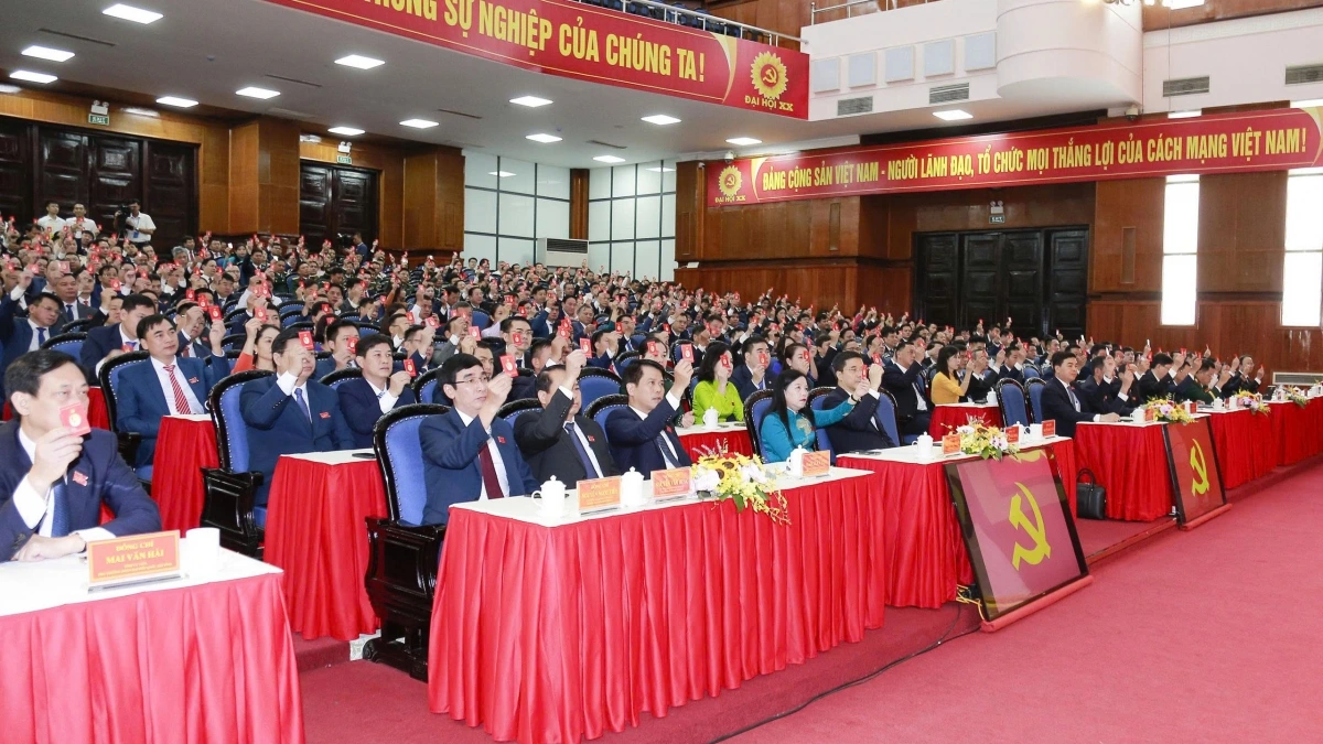 100% đại biểu biểu quyết nhất trí thông qua danh sách Đoàn Chủ tịch Đại hội, Đoàn thư ký Đại hội, Ban thẩm tra tư cách đại biểu dự Đại hội Đại biểu Đảng bộ tỉnh lần thứ XX, nhiệm kỳ 2025-2030.