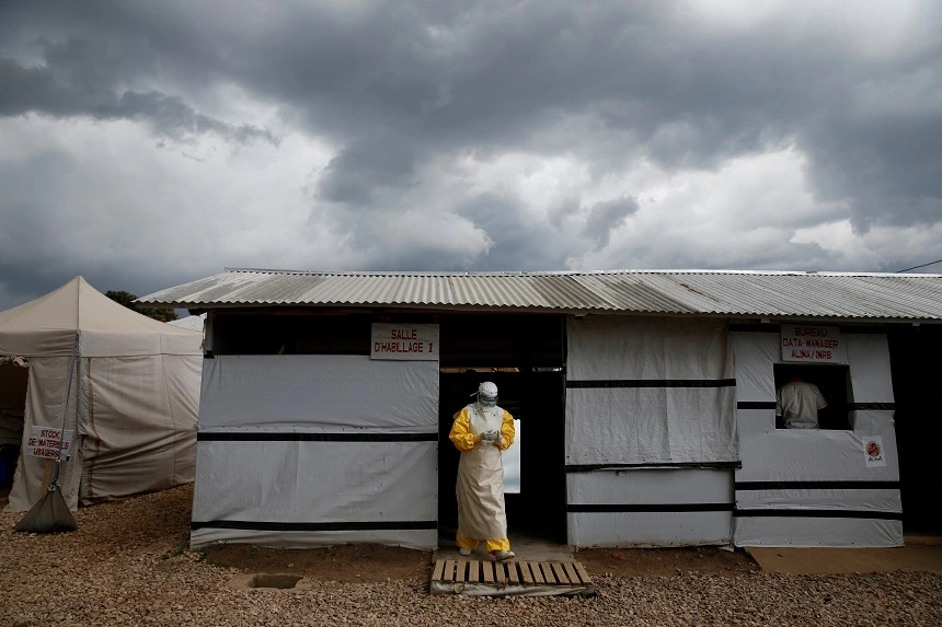 Các nhân viên y tế đang nỗ lực ứng phó với dịch Ebola ở châu Phi. Ảnh: Reuters