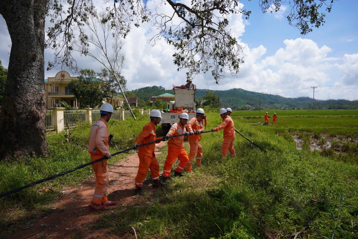 Công nhân điện lực khắc phục lưới điện