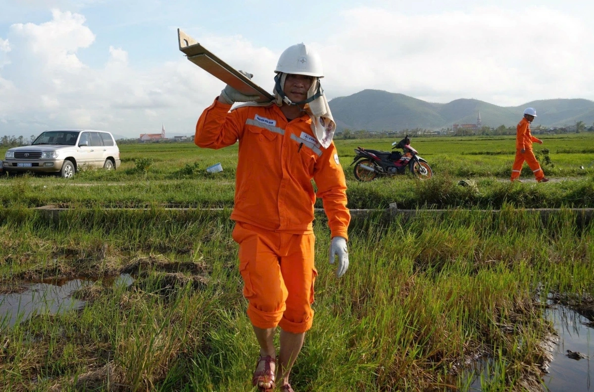 Công nhân điện lực khắc phục lưới điện tại Kỳ Anh (Hà Tĩnh) bị ảnh hưởng bởi bão Bualoi 