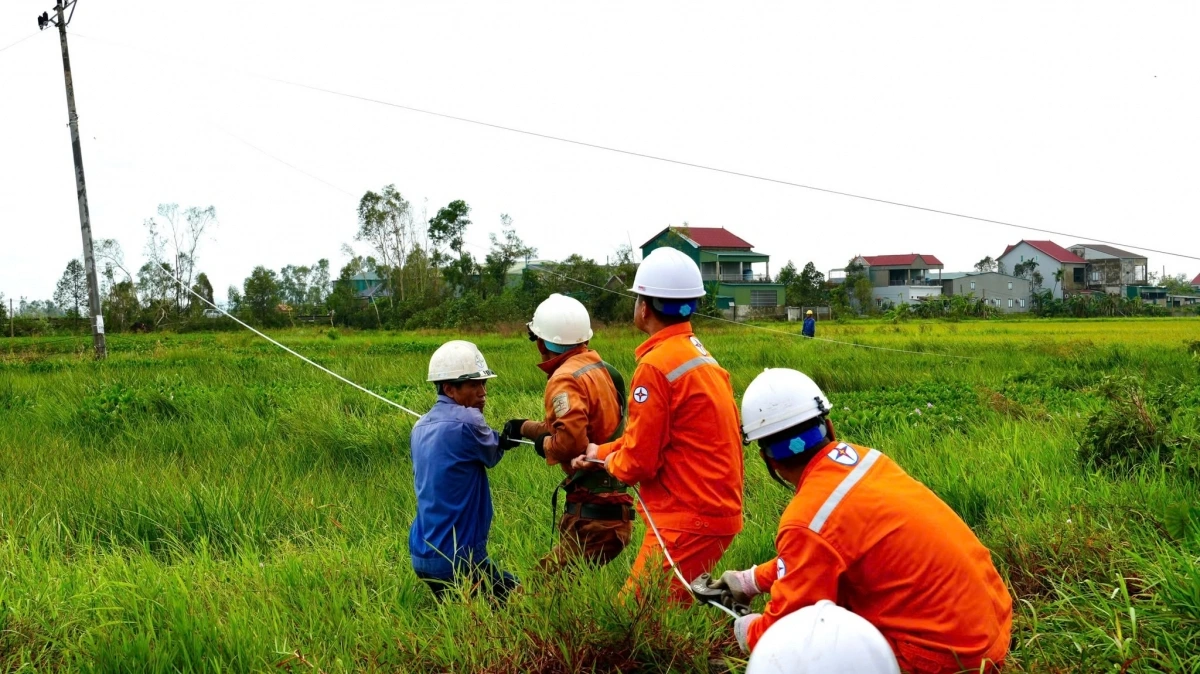 Đội xung kích Công ty Điện lực Quảng Ninh khôi phục hệ thống điện trung thế trên địa bàn xã Can Lộc, Hà Tĩnh sau bão số 5, năm 2025