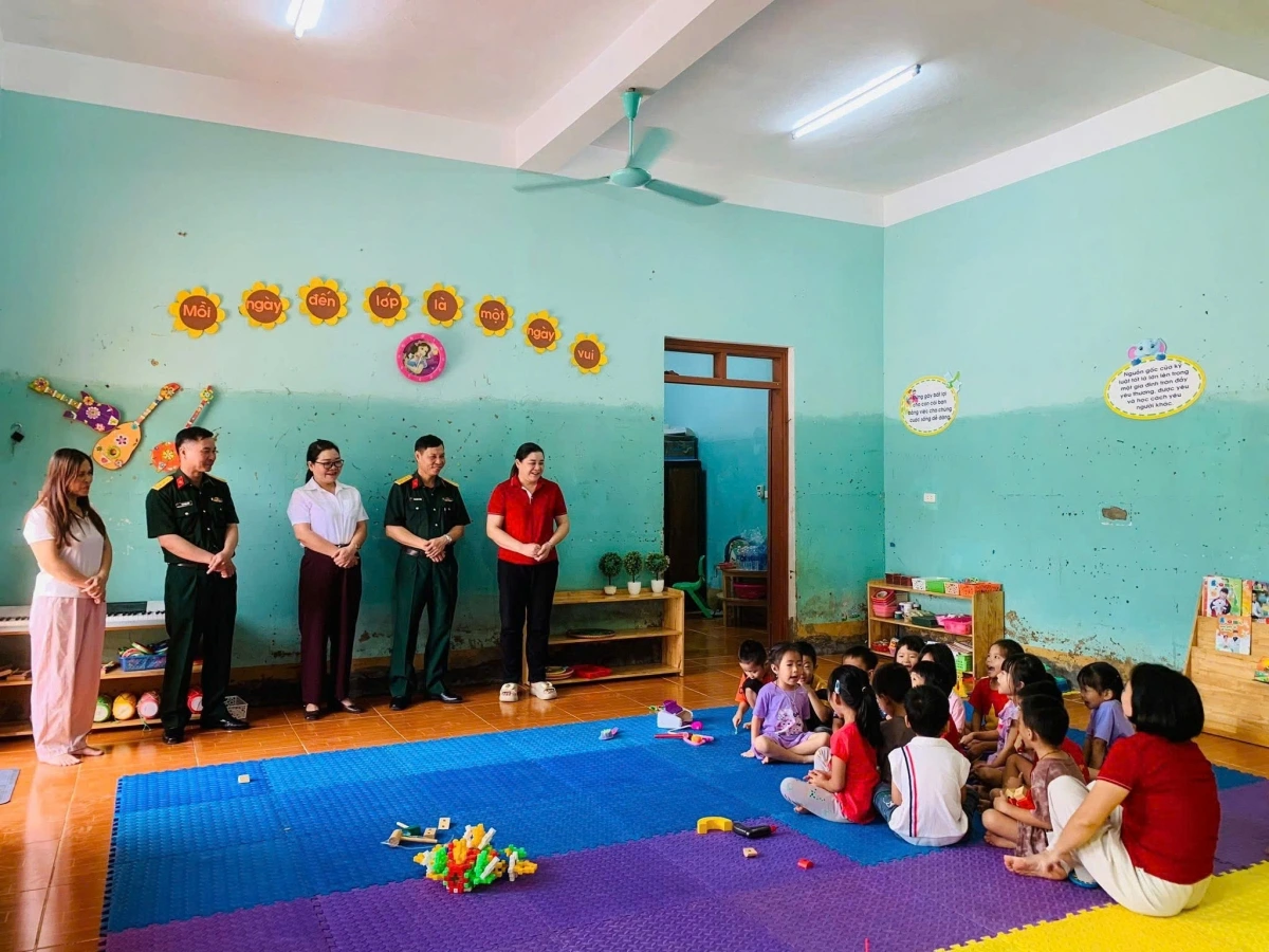 Sáng 20/10, đoàn công tác Bộ CHQS tỉnh Thái Nguyên do Đại tá Phan Quyết Thắng, Phó Chính uỷ Bộ CHQS tỉnh làm trưởng đoàn đã đến tặng quà cho trường PTDT Nội trú Na Rì, trường mầm non Kim Lư, xã Na Rì (Thái Nguyên) - Ảnh: Mai Duy Đức