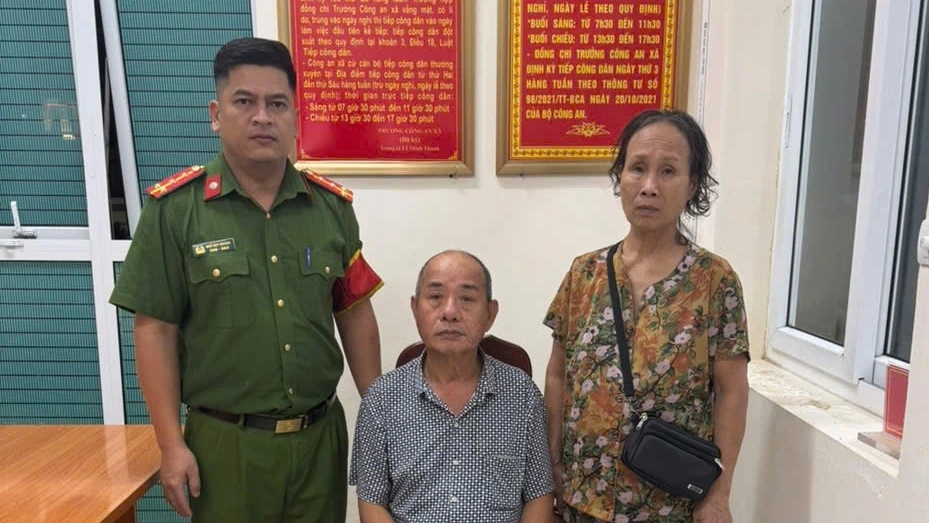 Bà Trần Thị Tâm, vợ ông Năm, đến đón chồng tại trụ sở Công an xã Hồng Vân