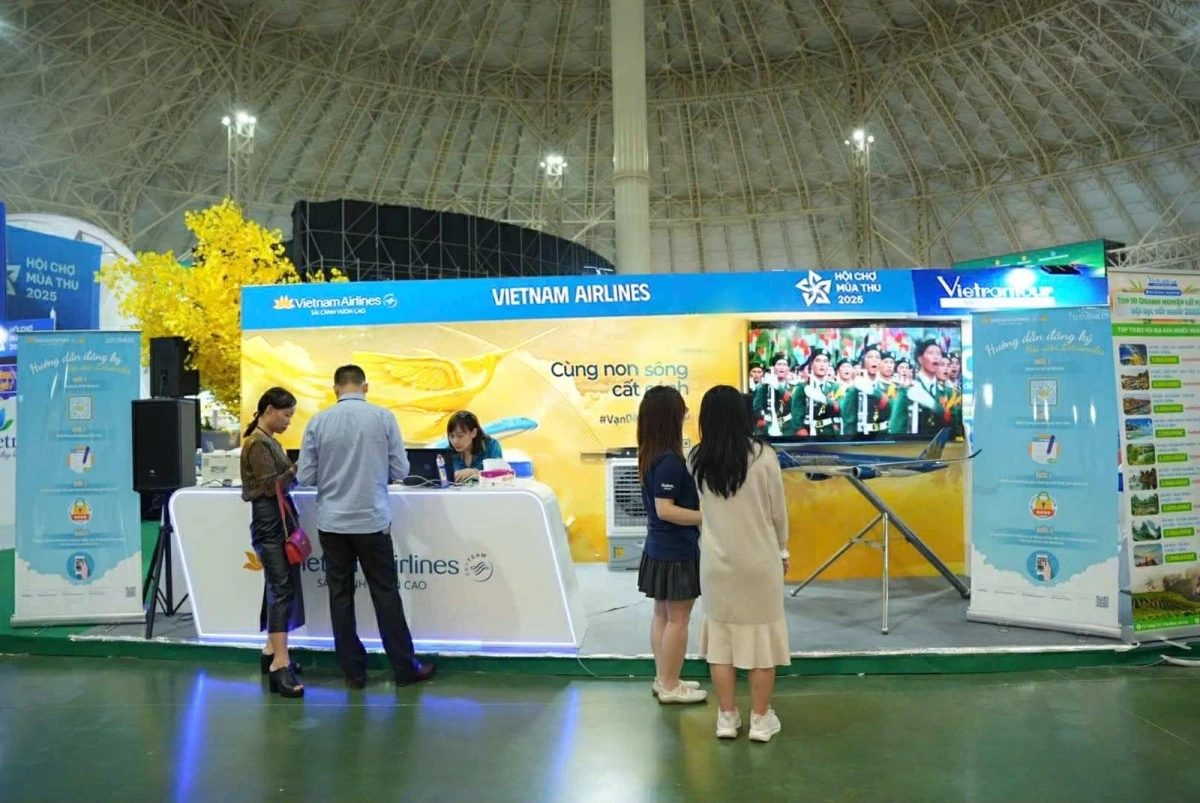 Đông đảo khách tham quan tại gian hàng Vietnam Airlines.