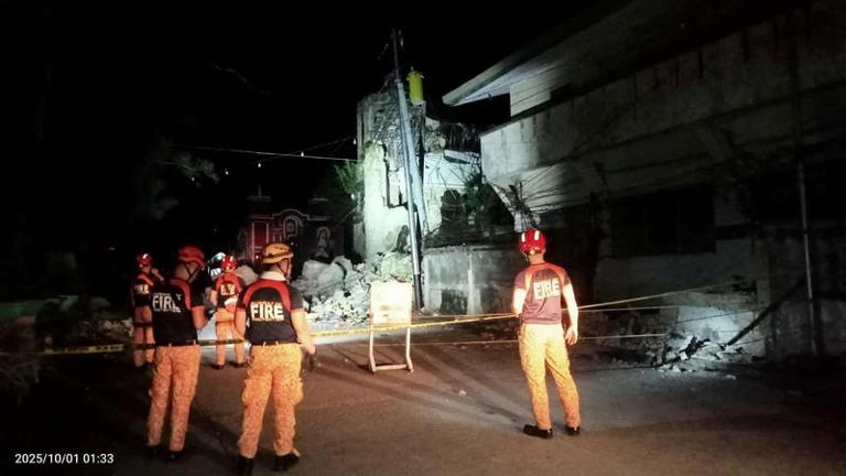 Lực lượng cứu hộ có mặt tại hiện trường vụ động đất ở Cebu, Philippines. Ảnh: Reuters
