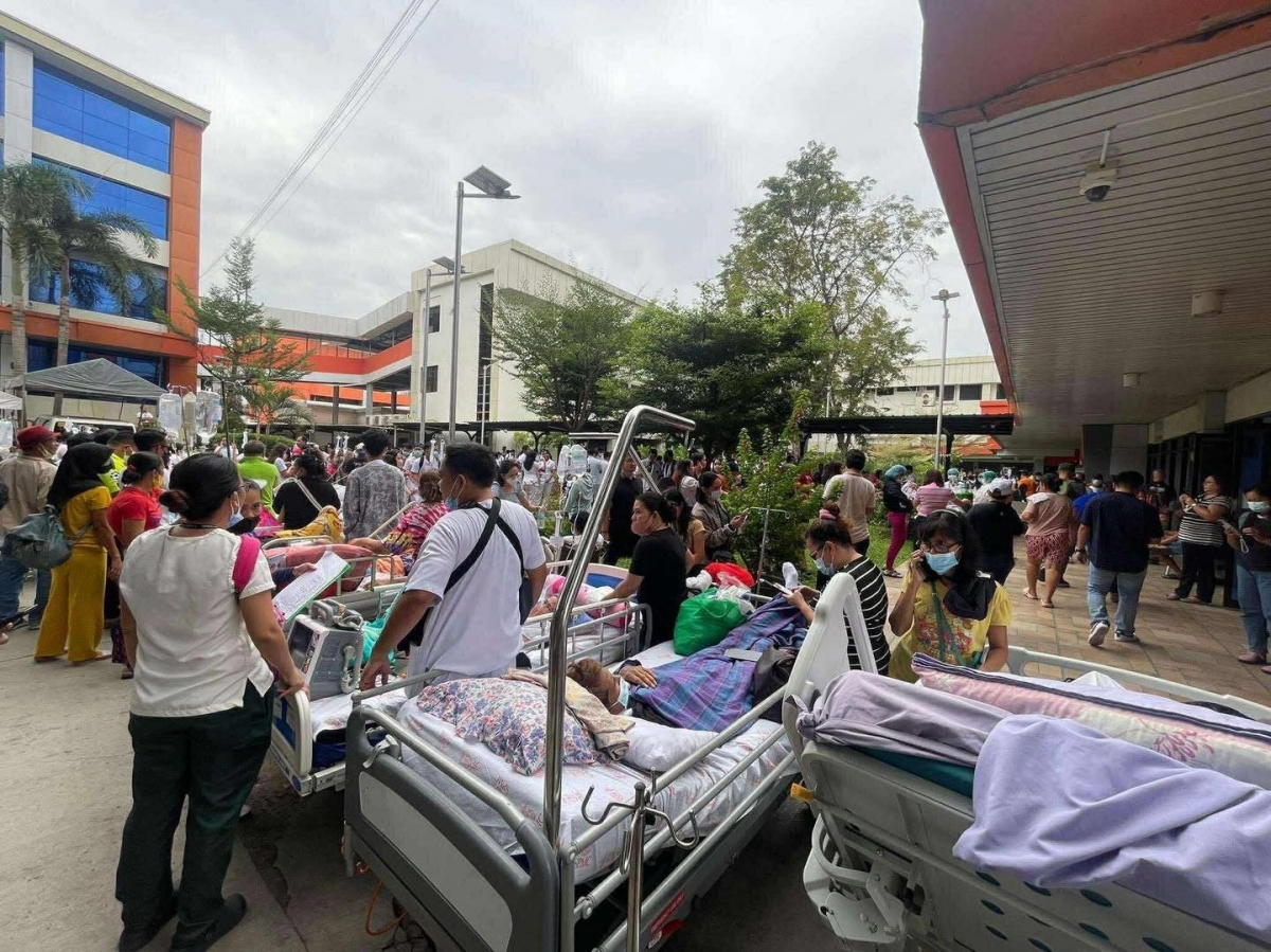 Người dân Cebu, Philippines, vừa đối mặt với trận động đất mạnh - Ảnh: Philstar