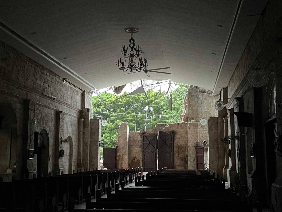 Một tòa nhà bị sập do động đất tại Cebu. Ảnh: Philstar