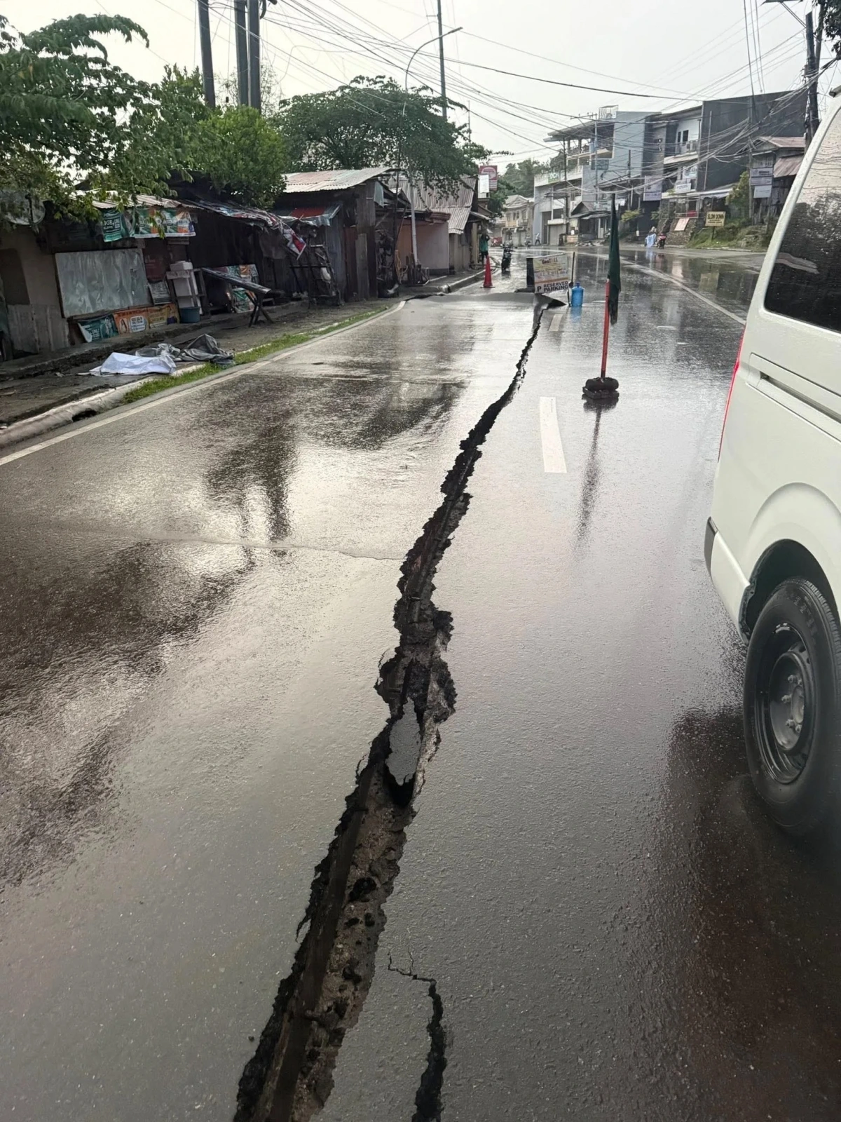 Theo Hội đồng Quản lý và giảm nhẹ rủi ro thiên tai quốc gia Philippines (NDRRMC), trận động đất xảy ra tối 30/9 ở ngoài khơi đảo Cebu, với tâm chấn sâu khoảng 10km. Cơ quan Khảo sát Địa chất Mỹ (USGS) ghi nhận ban đầu cường độ 7 độ nhưng sau đó điều chỉnh xuống còn 6,9 độ. Ảnh: Cebu
