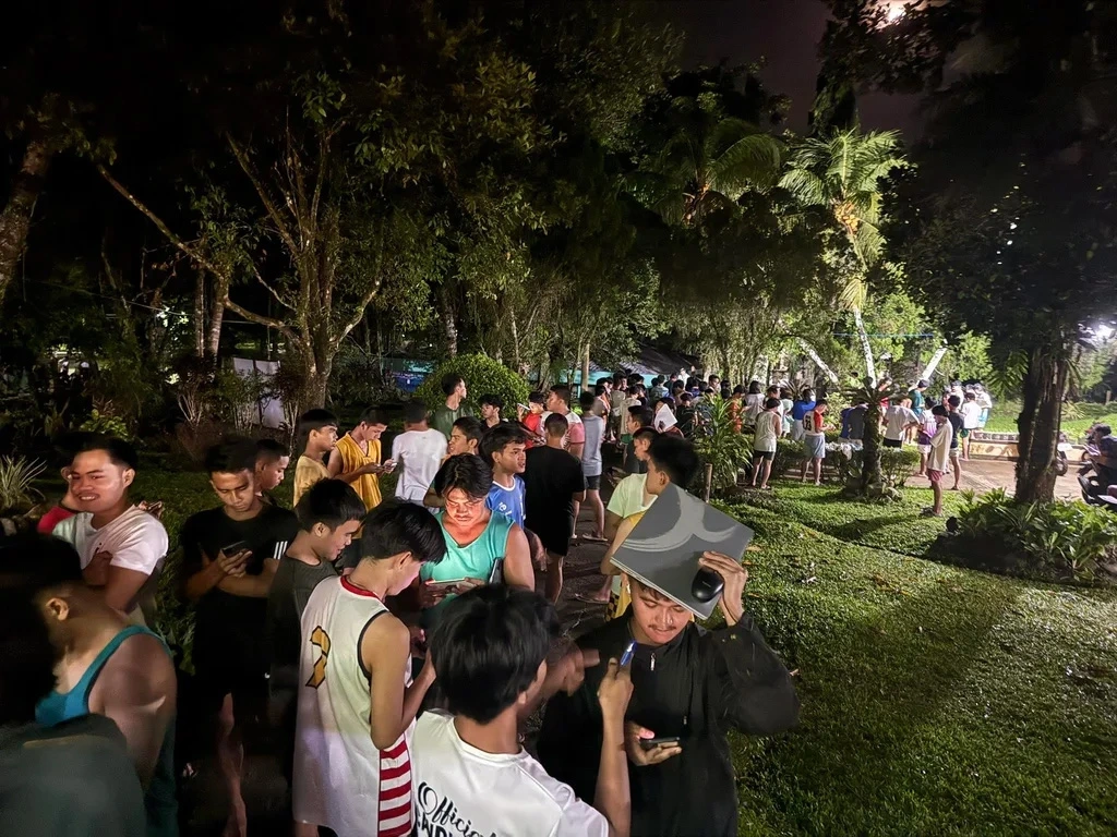 Sinh viên Đại học Visayas sống trong ký túc xá khẩn trương sơ tán ra khu vực trống sau trận động đất 6,9 độ richter tối 30/9. Ảnh: Rappler