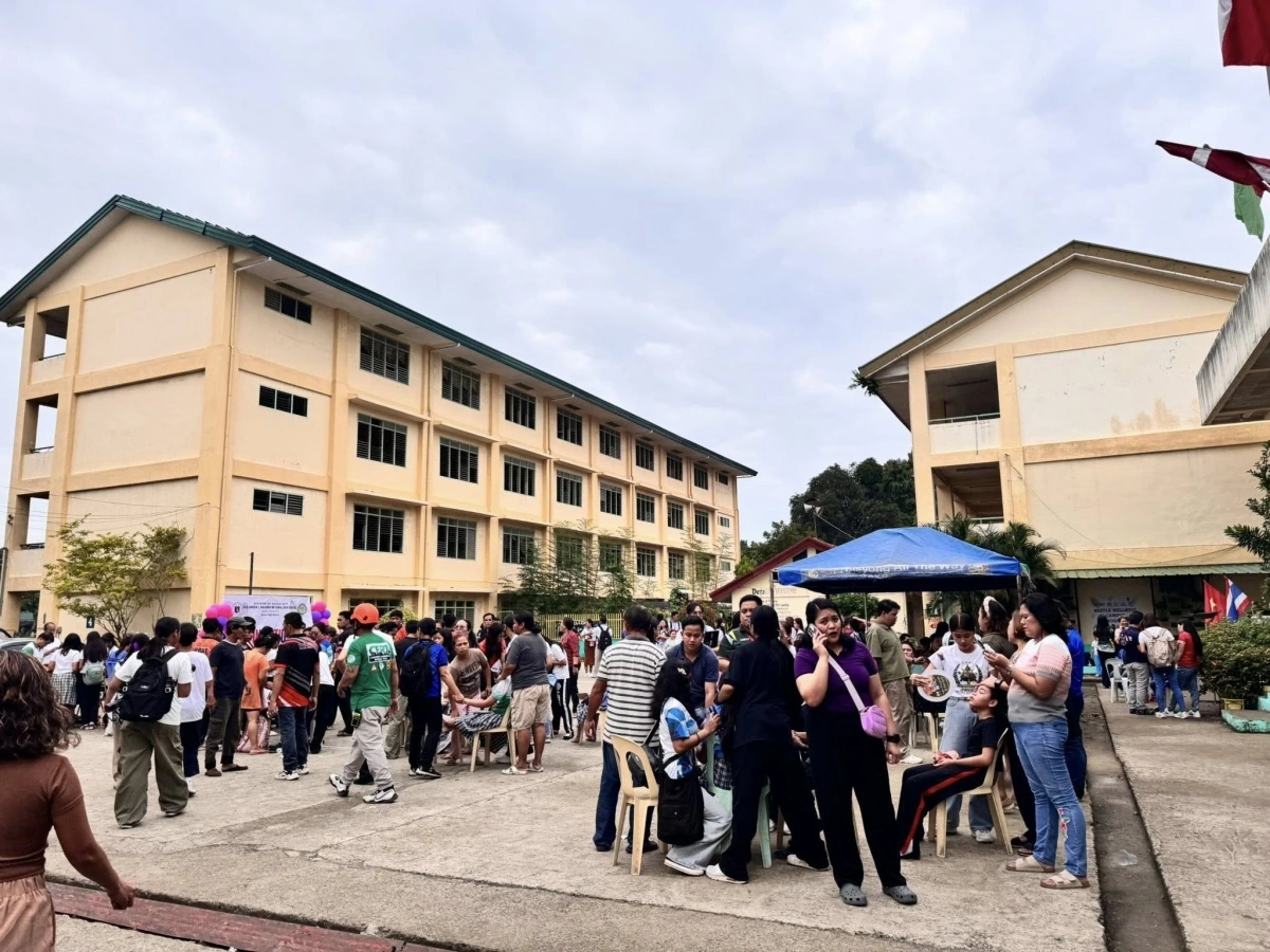 Học sinh tại một trường ở Davao chạy sơ tán khi động đất xảy ra. Ảnh: Philstar