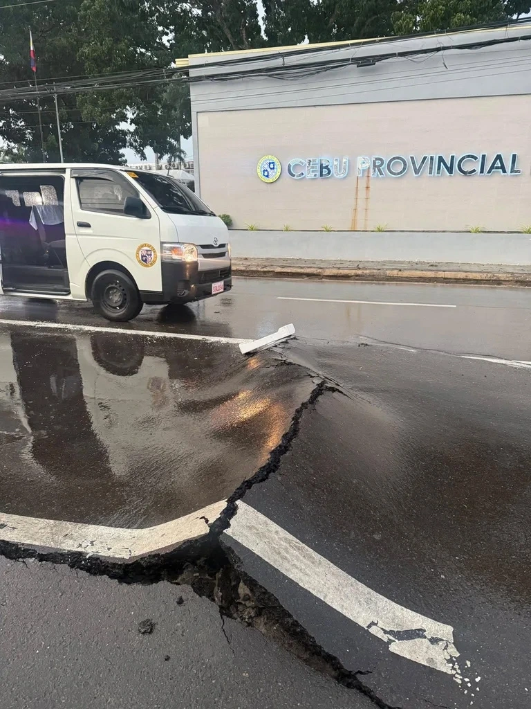 Tỉnh trưởng Cebu Pamela Baricuatro cho biết các đội y tế khẩn cấp đang được triển khai để điều trị cho người bị mắc kẹt và bị thương. Ảnh: Cebu