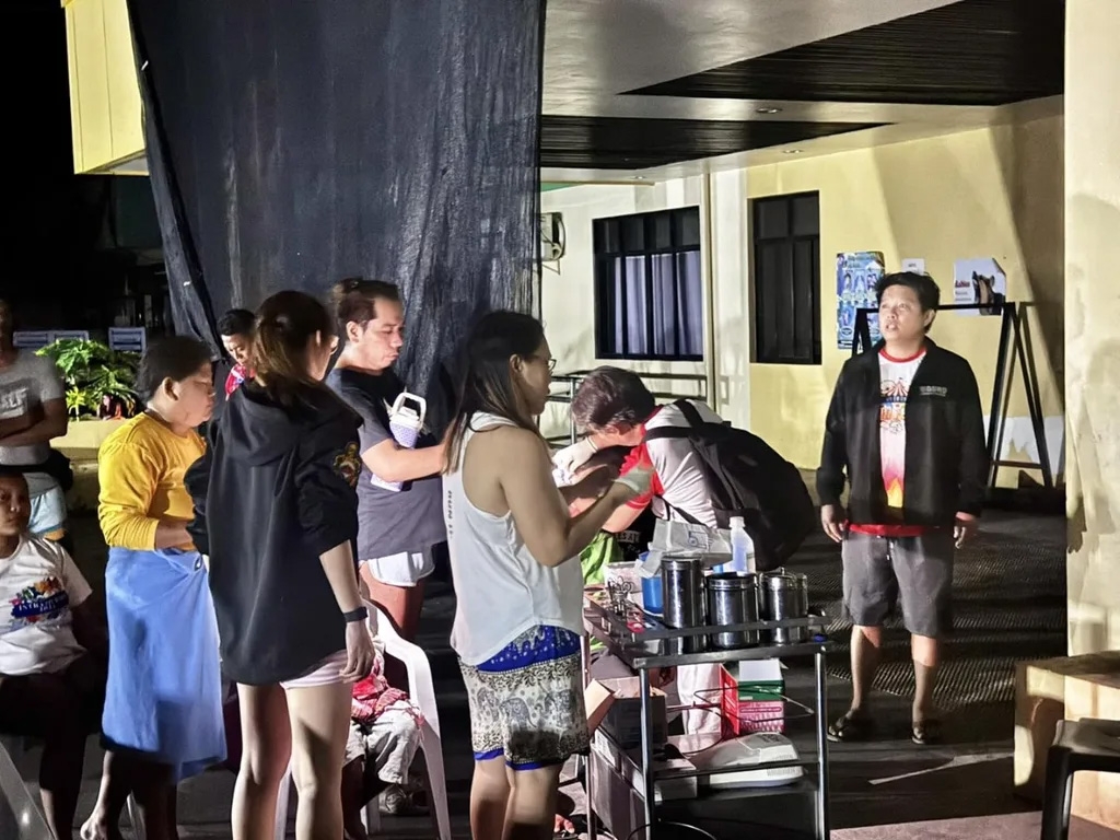 Tỉnh Cebu Pamela Baricuatro kêu gọi người dân giữ bình tĩnh, tránh xa các công trình dễ sập và cảnh giác với dư chấn. Các hoạt động cứu hộ vẫn đang được tiến hành trên diện rộng trong ngày 1/10. Ảnh: Chính quyền thành phố Tabogon (Cebu)