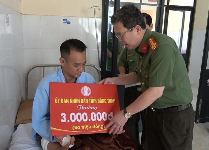 UBND tỉnh Đồng Tháp "thưởng nóng" cho 2 người dân dũng cảm bắt cướp có hung khí