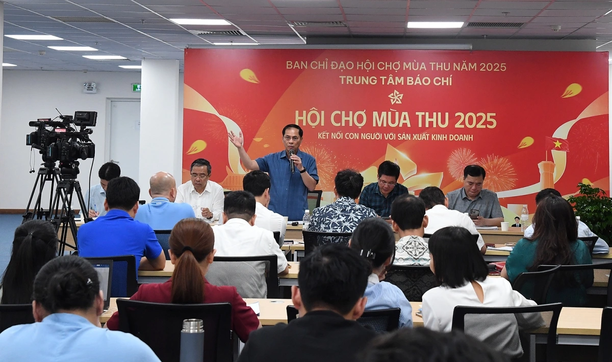 Phó Thủ tướng Bùi Thanh Sơn kiểm tra công tác chuẩn bị Hội chợ Mùa thu 2025 tại Trung tâm Triển lãm Việt Nam. Ảnh: VGP