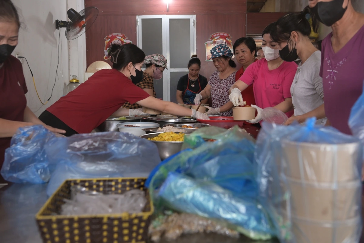 Đặc biệt, tại khu bếp từ thiện này, ai cũng có thể tham gia cùng.