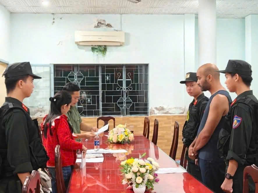 Công an An Giang tống đạt quyết định khởi tố bị can, lệnh bắt tạm giam đối với đối tượng