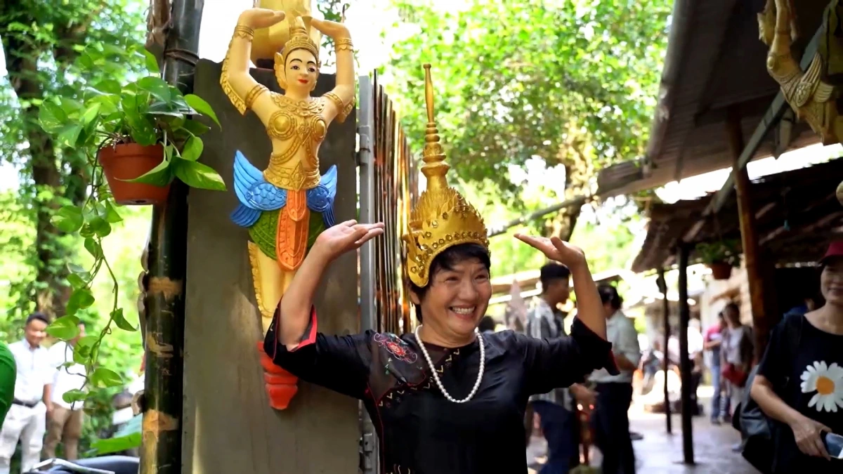 Du khách thích thú với mão truyền thống Khmer