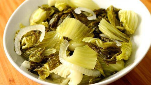 Không chỉ là món ăn kèm giúp kích thích vị giác, dưa cà muối còn được xem là một cách bảo quản thực phẩm hiệu quả đã tồn tại hàng nghìn năm