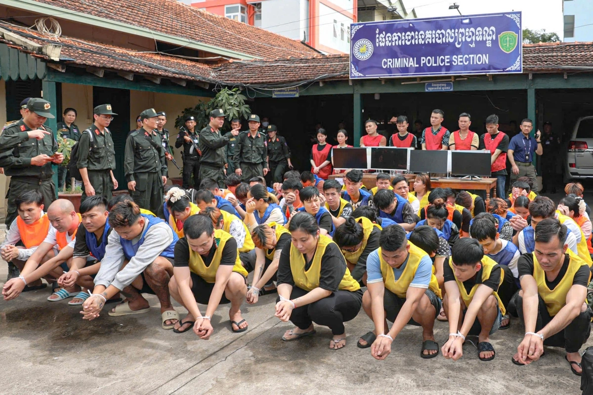 Nhóm lừa đảo qua mạng tại Campuchia thời điểm bị bắt giữ. (Ảnh: CACC)