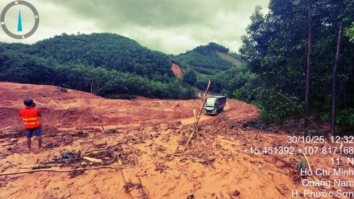 Tính đến 10 giờ sáng nay (ngày 31/10), do ảnh hưởng của mưa lũ đặc biệt lớn, toàn khu vực Trung Bộ vẫn còn 79 vị trí tắc đường.