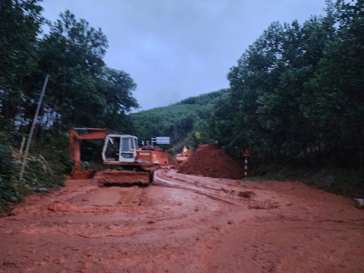 Các đơn vị quản lý đường bộ đã huy động tối đa nhân lực, thiết bị, phương tiện cơ giới, vật tư dự phòng, tập trung thông tuyến đường bị sạt lở tại miền Trung do mưa lũ. 
