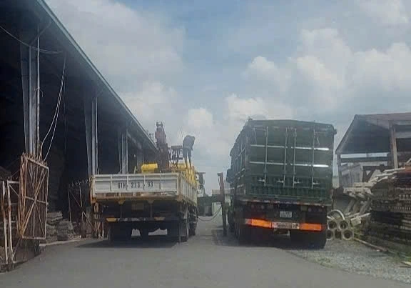 Những chiếc xe lăn bánh liên tục để đưa rọ thép về với miền Trung giữa mưa lũ.