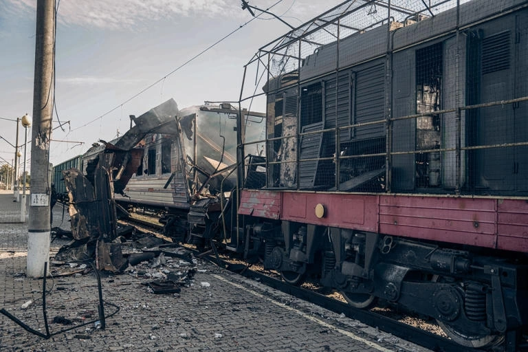 Một đoàn tàu của Ukraine bị hư hại nghiêm trọng. Ảnh: Getty