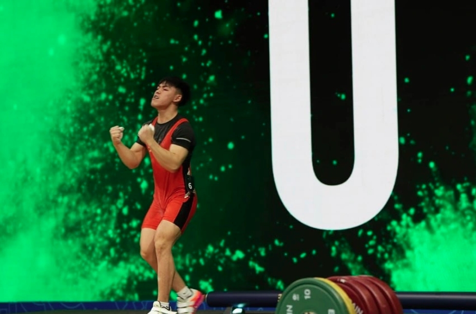 Nguyen Thanh Duy wins gold medal in the weightlifting event (Photo: AWF)