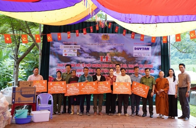 Đoàn công tác Bộ Công an và các nhà hảo tâm trao nhà tình thương &amp; các đồ dùng thiết yếu tặng 26 hộ dân có hoàn cảnh đặc biệt khó khăn