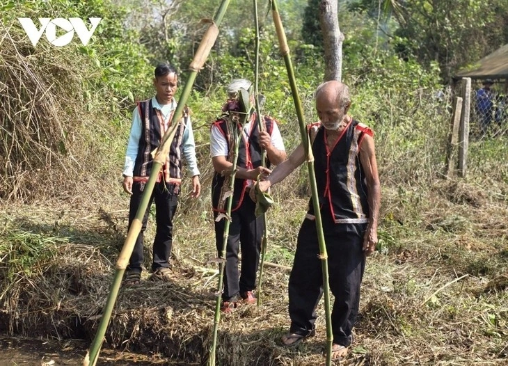 The celebrant and other men go to the water source to recite the prayers. (Photo: Hoang Qui/VOV-Central Highlands)