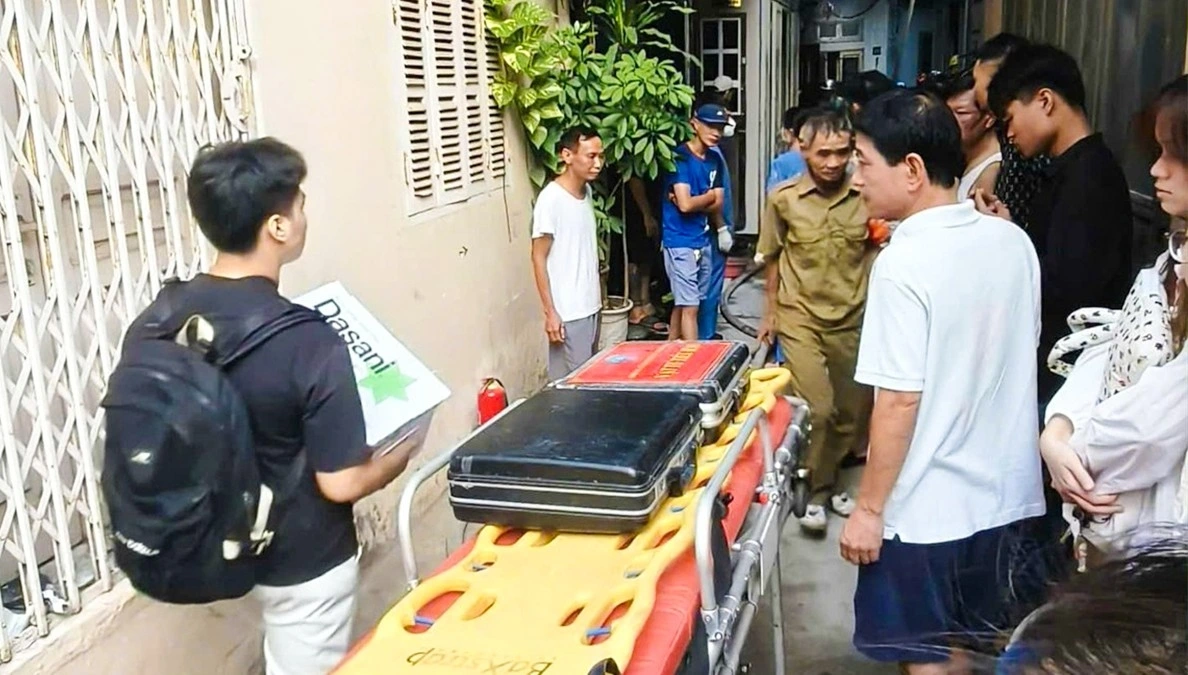 Lực lượng cấp cứu vào đưa các nạn nhân ra ngoài