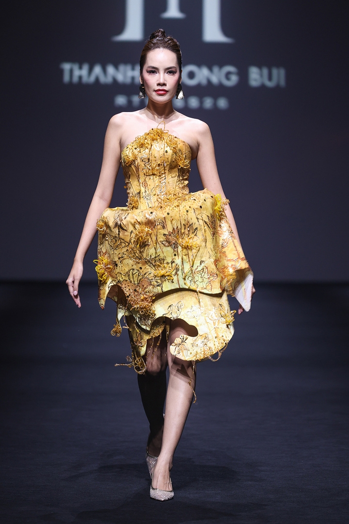 With lotus motifs, the designer wishes to introduce the beauty of Vietnam’s national flower to international audiences. 