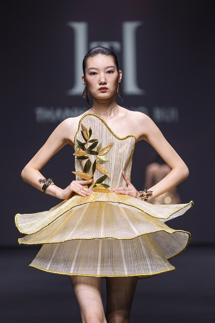 In addition, Thanh Huong Bui's collection consists of unique outfits inspired by Vietnamese bamboo and hand-spinning techniques that attract many fashion lovers.