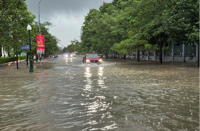 In Bac Ninh province, heavy rainfall across multiple localities has led to severe flooding in several areas, prompting the closure of many schools and granting students a day off as a precautionary measure against the typhoon.