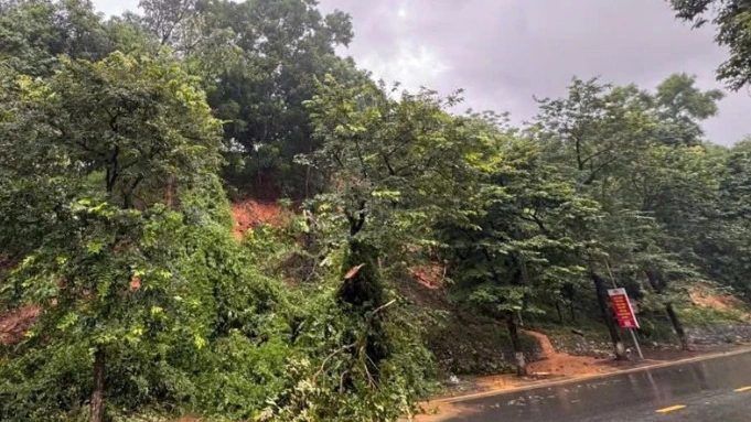 According to the Tuyen Quang Provincial Hydrometeorological Station, all 124 communes and wards in the province are at a high risk in the coming hours of flash floods on rivers and streams, landslides in steep or unstable terrain, damage to construction projects, and flooding in low-lying areas, riverbanks, and urban zones. (Photo: nhandan.vn)