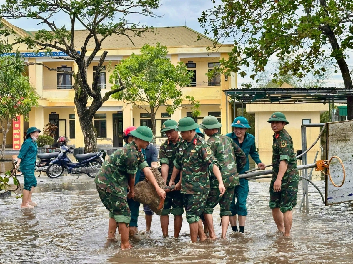 In Ha Tinh province, which suffers serious damage from Typhoon Bualoi, more than 11,300 soldiers are mobilized to support residents in cleanup efforts. (Photo: tienphong.vn)