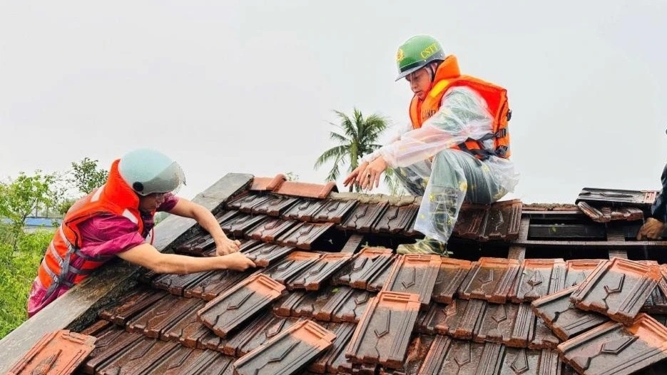 Police force helps residents repair houses damaged by Typhoon Bualoi